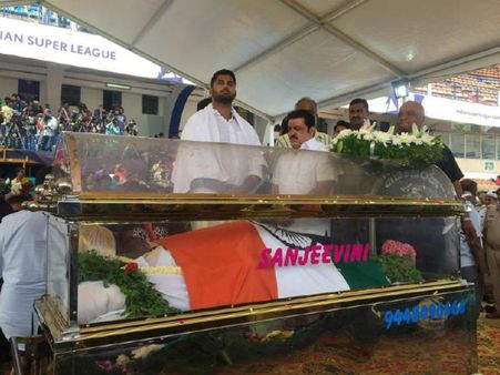 ಮಂಡ್ಯ ತಲುಪಿದ ಅಂಬಿ ಪಾರ್ಥಿವ ಶರೀರ, ಸ್ಟೇಡಿಯಂನಲ್ಲಿ ಜನಸ್ತೋಮ