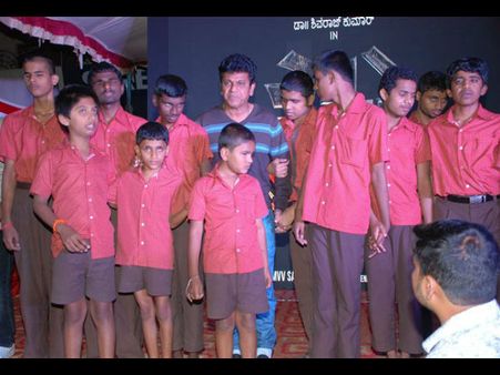 ರಾಜರ ಹಿರಿಮಗನಿಗಾಗಿ ಹಾಡು ಹಾಡಿದ ಅಂಧ ಮಕ್ಕಳು