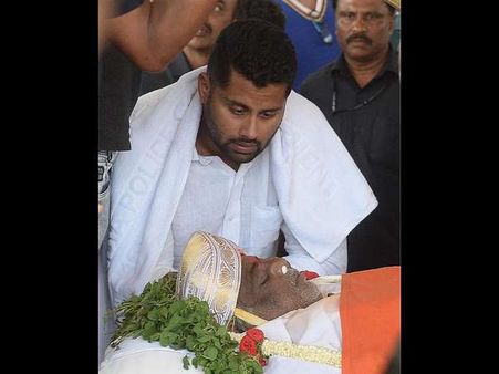 ಅಂಬರೀಶ್ ಅಂತಿಮ ದರ್ಶನ ಪಡೆಯಲು ನೂಕುನುಗ್ಗಲು: ಹೊಡೆದಾಡಿಕೊಂಡ ಅಭಿಮಾನಿಗಳು.!