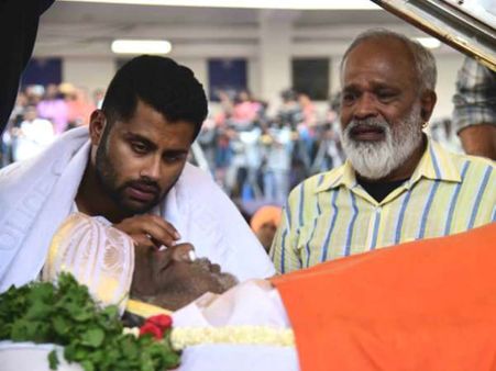 ಬಡವಾದ ಮಂಡ್ಯ ರಾಜಕಾರಣ: ಚುನಾವಣೆಯಲ್ಲಿ ಸ್ಫರ್ಧಿಸುವಂತೆ 'ಅಭಿ'ಗೆ ಅಭಿಮಾನಿಗಳ ಒತ್ತಡ.!