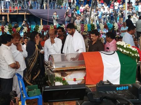 ಅಂಬಿ ಪಾರ್ಥಿವ ಶರೀರದ ಮುಂದೆ ಕಣ್ಣೀರು ಹಾಕಿದ ರಜನಿಕಾಂತ್