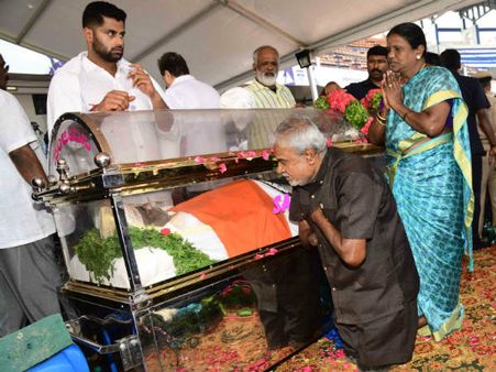 ಅಪ್ಪ ಅಂಬಿಯಂತೆ ಮಾನವೀಯತೆ ಮೆರೆದ ಮಗ ಅಭಿಶೇಕ್