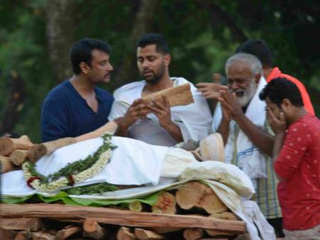 ಸಮಾಧಿ ಬಳಿ ಬಂದು ನಿಂತ ನಟ ದರ್ಶನ್