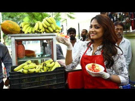 ಫುಟ್ ಪಾತ್ ಮೇಲೆ ಪ್ರೂಟ್ ಸಲಾಡ್ ಮಾರಿದ ನಟಿ ಹರಿಪ್ರಿಯಾ