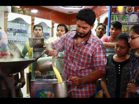 ವಿ.ವಿ.ಪುರಂನಲ್ಲಿ ಬಾದಾಮಿ ಹಾಲು ಮಾರಿದ ಪ್ರಜ್ವಲ್ ದೇವರಾಜ್