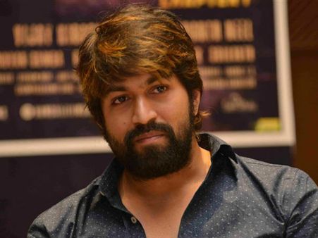 'ರಾಜಾಹುಲಿ' ಮನೆಯಿಂದ ಸೂಟ್ ಕೇಸ್ ಹಿಡಿದು ಹೊರಟ ಐಟಿ ಅಧಿಕಾರಿಗಳು