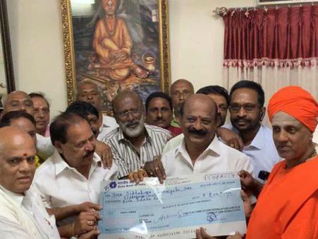 ಸಿದ್ಧಗಂಗಾ ಮಠಕ್ಕೆ 5 ಲಕ್ಷ ನೀಡಿದ ಚಲನಚಿತ್ರ ವಾಣಿಜ್ಯ ಮಂಡಳಿ