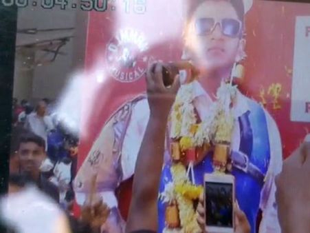 ನಟಸಾರ್ವಭೌಮನ ಪೋಸ್ಟರ್ ಗೆ ಬಿಯರ್ ಅಭಿ‍ಷೇಕ