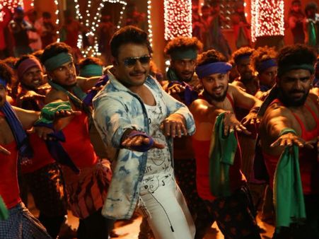 ದಾವಣಗೆರೆ ಹೋಳಿ ಸಂಭ್ರಮದಲ್ಲಿ 'ಬಸಣ್ಣಿ ಬಾ....' ಹಾಡಿಗೆ ಭರ್ಜರಿ ಸ್ಟೆಪ್ಸ್