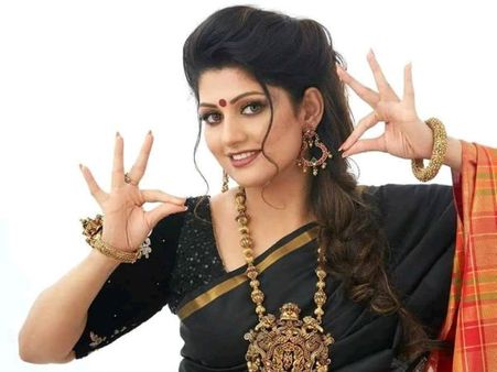 ಚುನಾವಣೆಯ ತಿಂಗಳಿನಲ್ಲಿ ಪ್ರೇಕ್ಷಕರ ಮುಂದೆ ಬರ್ತಾರೆ ರಾಧಿಕಾ