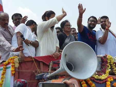 ಮಂಡ್ಯದಲ್ಲಿ ಸುಮಲತಾ ಭಾಷಣ: ಕೇಬಲ್ ಕಟ್ ಮಾಡಿಸಿದ್ದು ಯಾರಣ್ಣ?