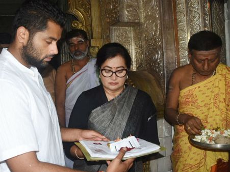 ಅಂಬಿ ಅಭಿಮಾನಿಗಳ ಬಲದೊಂದಿಗೆ ನಾಮಪತ್ರ ಸಲ್ಲಿಸಿದ ಸುಮಲತಾ