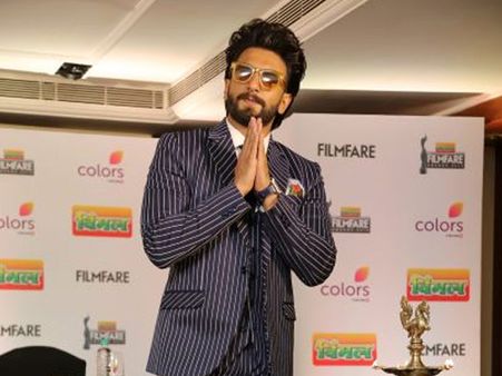 64ನೇ ಫಿಲಂಫೇರ್ ಪ್ರಶಸ್ತಿ, ಶಾರುಖ್ ನಿರೂಪಣೆ, ರಣವೀರ್ ಆಕರ್ಷಣೆ