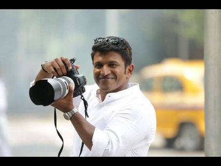 ಅಭಿಮಾನಿಗಳನ್ನ ನೋಡಿ ರಸ್ತೆಯಲ್ಲಿ ಕಾರು ನಿಲ್ಲಿಸಿ ಫೋಟೋ ನೀಡಿದ ಅಪ್ಪು