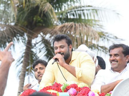 ಮಂಡ್ಯ ಪ್ರಚಾರದ ವೇಳೆ ಡೈಲಾಗ್ ಅರ್ಧಕ್ಕೆ ನಿಲ್ಲಿಸಿದ ದರ್ಶನ್, ಕಾರಣವೇನು?