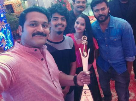 'ಹೆಮ್ಮೆಯ ಕನ್ನಡಿಗ' ಪ್ರಶಸ್ತಿಯನ್ನು ಶಾಲಾ ಮಕ್ಕಳಿಗೆ ಅರ್ಪಿಸಿದ ರಿಷಭ್