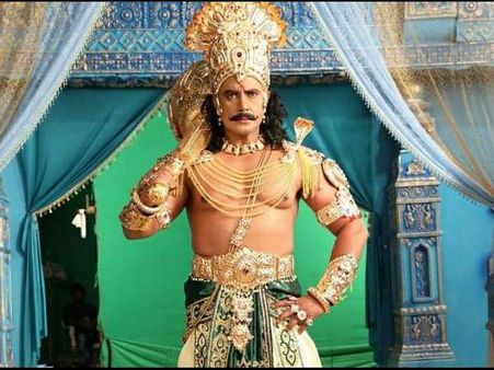 ದರ್ಶನ್ ಗೆ ಬೆಳ್ಳಿ ಗದೆ ನೀಡಿದ ವಿದ್ಯಾರ್ಥಿಗಳು: ಗದೆ ವಾಪಸ್ ನೀಡಿದ ಗಜ