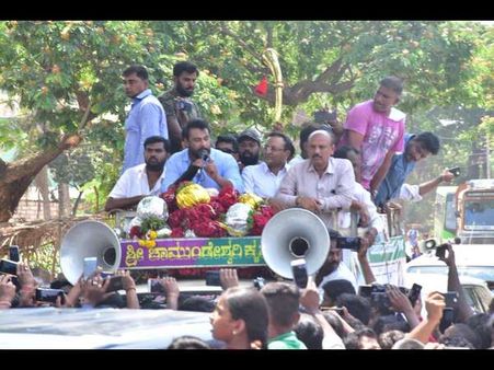 ಪ್ರಚಾರದ ವೇಳೆ ದರ್ಶನ್ ಗೆ ಮಹಿಳಾ ಅಭಿಮಾನಿಯಿಂದ ಸರ್ಪ್ರೈಸ್