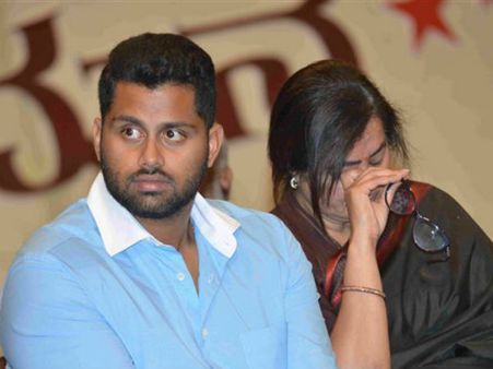 ಯಶ್-ದರ್ಶನ್ ಬಗ್ಗೆ ಮಾತನಾಡುವ ಹಕ್ಕು ಅವರಿಗಿಲ್ಲ: ಅಂಬಿ ಪುತ್ರ ಅಭಿಷೇಕ್