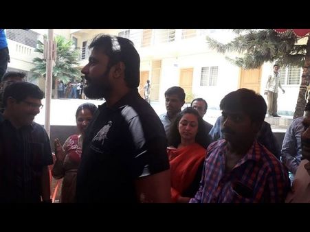 RR ನಗರದಲ್ಲಿ ವೋಟ್ ಮಾಡಿದ 'ಜೋಡೆತ್ತು' ದರ್ಶನ್ ಮತ್ತು ಪತ್ನಿ ವಿಜಯಲಕ್ಷ್ಮಿ