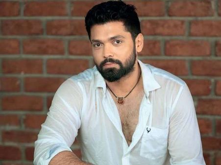 ಮತ್ತೆ ನಿರ್ದೇಶನಕ್ಕೆ ಮರಳಿದ ಸಿಂಪಲ್ ಸ್ಟಾರ್: ರಕ್ಷಿತ್ ಈಗ 'ಪುಣ್ಯಕೋಟಿ'