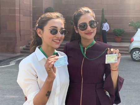 ಸಂಸತ್ ಮುಂದೆ ಪೋಸ್ ನೀಡಿ ಟ್ರೋಲ್ ಆದ ಸೆಲೆಬ್ರಿಟಿ ಸಂಸದೆಯರು