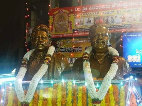 ಕೈಬೀಸಿ ಕರೆಯುತ್ತಿದೆ 'ದಿಗ್ಗಜರ' ಜೋಡಿ ಪುತ್ಥಳಿ
