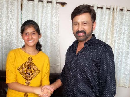 SSLC ಯಲ್ಲಿ ಔಟ್ ಆಫ್ ಔಟ್ ಮಾರ್ಕ್ಸ್ ಪಡೆದ ಹುಡುಗಿಗೆ ರಮೇಶ್ 'ಶೇಕ್ ಹ್ಯಾಂಡ್'