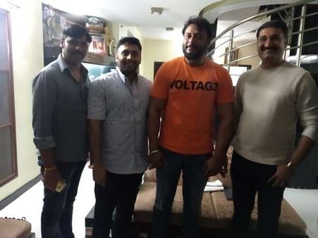 ದರ್ಶನ್ ಭೇಟಿ ಮಾಡಿದ 'ದಿ ವಿಲನ್' ನಿರ್ಮಾಪಕ ಮನೋಹರ್