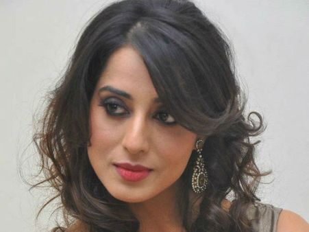 ಚಿತ್ರೀಕರಣ ವೇಳೆ ಗೂಂಡಾಗಳಿಂದ ಬಾಲಿವುಡ್ ನಟಿಯ ಮೇಲೆ ಹಲ್ಲೆ