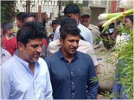 ಅಮ್ಮನ ಕಂಚಿನ ಪುತ್ಥಳಿ ನೋಡಿ ಸಂತಸಪಟ್ಟ ಶಿವಣ್ಣ ಬ್ರದರ್ಸ್