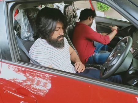 ಸಹ ನಿರ್ದೇಶಕನ ಹೊಸ ಕಾರನ್ನು ಚಲಾಯಿಸಿದ ಯಶ್