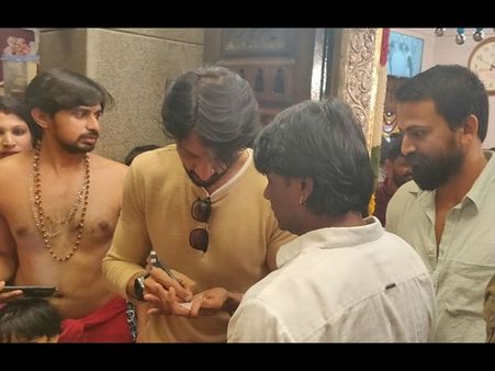 'ಸಲಗ' ಮುಹೂರ್ತದಲ್ಲಿ ವಿಜಿಗೆ ಪ್ರೀತಿಯ ಕಾಣಿಕೆ ಕೊಟ್ಟ ಸುದೀಪ್