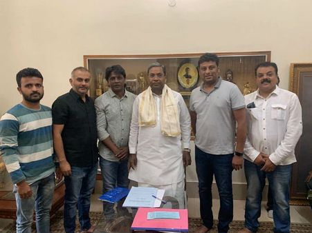 ಮಾಜಿ ಸಿಎಂ ಸಿದ್ದರಾಮಯ್ಯ ಭೇಟಿ ಮಾಡಿದ 'ಸಲಗ'