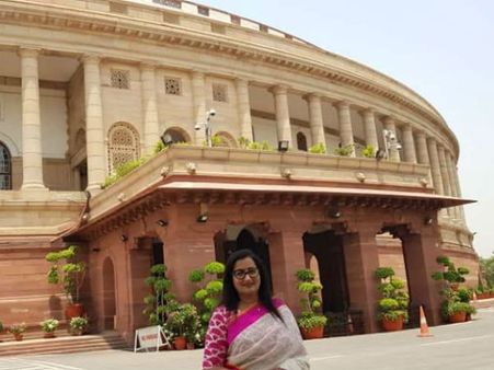 ಸಂಸತ್ತಿನ ಮುಂದೆ ಹೆಮ್ಮೆಯಿಂದ ನಿಂತ ಮಂಡ್ಯ ಸಂಸದೆ ಸುಮಲತಾ