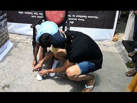 ಶಾಲಾ ಮಕ್ಕಳ ಕಾಲಿಗೆ ಶೂ ತೊಡಿಸಿದ ಕಿಚ್ಚ ಸುದೀಪ್