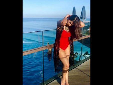 ಸ್ವಿಮ್ ಸೂಟ್ ನಲ್ಲಿ ಹಾಟ್ ಹಾಟ್ ಆಗಿ ಕಾಣಿಸಿಕೊಂಡ ನಟಿ ಶರ್ಮಿಳಾ ಮಾಂಡ್ರೆ