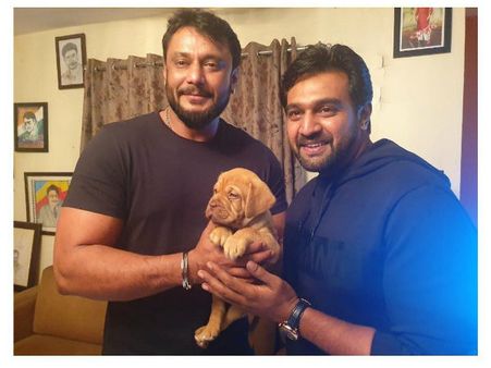 ದರ್ಶನ್ ಗೆ ವಿಶೇಷ ಉಡುಗೊರೆ ನೀಡಿದ ಚಿರು ದಂಪತಿ