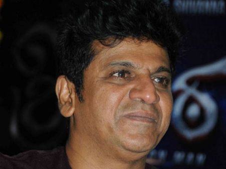 ಅಭಿಮಾನಿಗಳ ಜೊತೆ ಮಾತನಾಡುವಾಗ ಭಾವುಕರಾಗಿ ಕಣ್ಣೀರಿಟ್ಟ ಶಿವಣ್ಣ