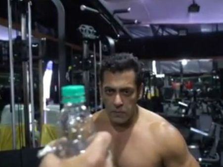 ಎಲ್ಲರಿಗಿಂತ ವಿಭಿನ್ನವಾಗಿ 'ಬಾಟಲ್ ಕ್ಯಾಪ್ ಚಾಲೆಂಜ್' ಮಾಡಿದ ಸಲ್ಮಾನ್ ಖಾನ್