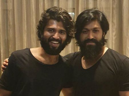 ರಾಕಿ ಭಾಯ್ ಜೊತೆ ರೌಡಿ: ಒಂದೇ ಕಲರ್, ಒಂದೇ ಸ್ಟೈಲ್ ನಲ್ಲಿ ಅಣ್ತಮ್ಮಾಸ್.!