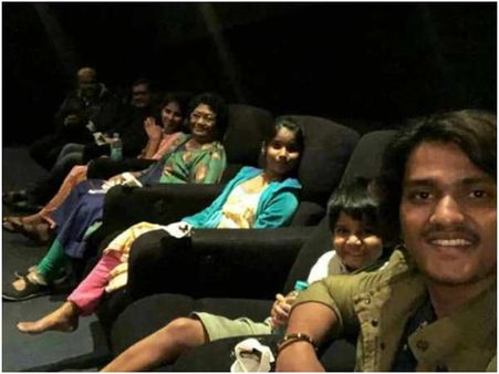 'ಕುರುಕ್ಷೇತ್ರ' ಸಿನಿಮಾ ವೀಕ್ಷಿಸಿದ ದರ್ಶನ್ ತಾಯಿ, ಸಹೋದರ ದಿನಕರ್