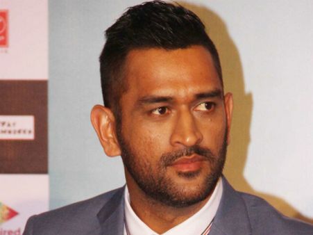 ಬಿ-ಟೌನ್ ಪ್ರವೇಶ ಮಾಡಲಿದ್ದಾರಂತೆ ಕೂಲ್ ಕ್ಯಾಪ್ಟನ್ ಧೋನಿ