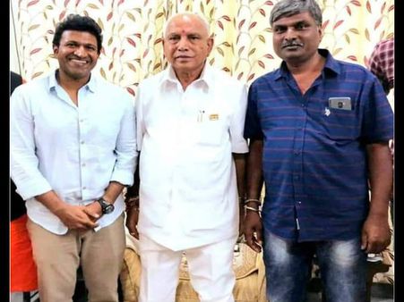 ಸಿಎಂ ಭೇಟಿ ಮಾಡಿ ನೆರೆ ಸಂತ್ರಸ್ಥರಿಗೆ 5 ಲಕ್ಷ ಚೆಕ್ ನೀಡಿದ ಪುನೀತ್