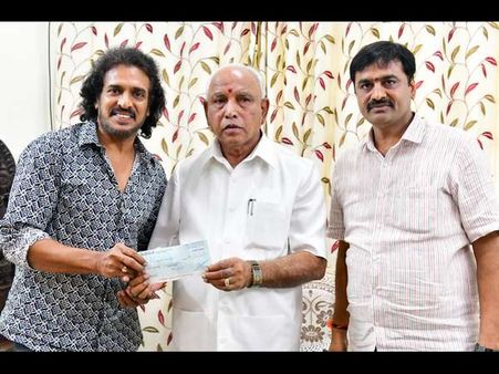 ನೆರೆ ಸಂತ್ರಸ್ಥರ ಪರಿಹಾರ ನಿಧಿಗೆ 5 ಲಕ್ಷ ಚೆಕ್ ಹಸ್ತಾಂತರಿಸಿದ ಉಪೇಂದ್ರ