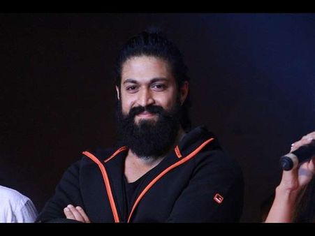 ಬೇರೆ ಭಾಷೆಯಲ್ಲಿ ಸಾಧನೆ ಮಾಡಲಿ, ಮೊದಲ ಆದ್ಯತೆ ಕನ್ನಡಕ್ಕೆ ಕೊಡಲಿ - ಯಶ್