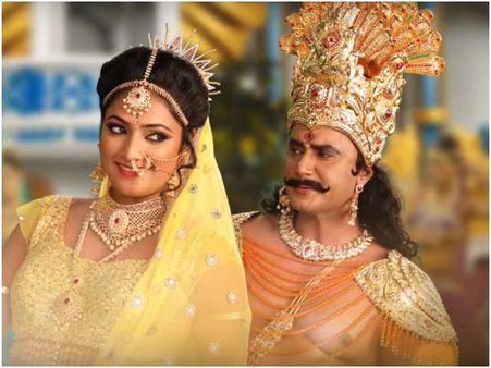 'ಕುರುಕ್ಷೇತ್ರ' 50ನೇ ದಿನದ ಸಂಭ್ರಮಾಚರಣೆ : ಅಭಿಮಾನಿಗಳಿಂದ ರಕ್ತದಾನ