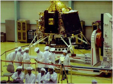 'ಚಂದ್ರಯಾನ 2' : ಇಸ್ರೋ ಶ್ರಮಕ್ಕೆ ಹ್ಯಾಟ್ಸ್ ಆಫ್ ಹೇಳಿದ ಬಾಲಿವುಡ್ ನಟರು