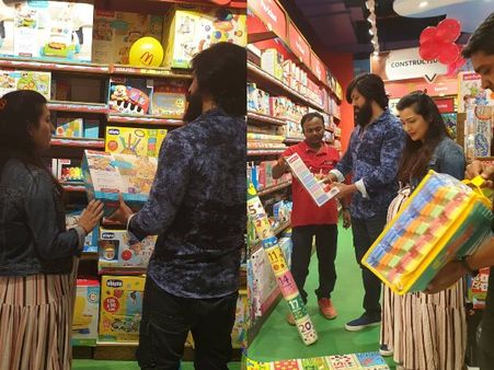 ವರ್ಷಗಳ ಬಳಿಕ ಶಾಪಿಂಗ್ ಹೊರಟ ರಾಕಿಂಗ್ ಸ್ಟಾರ್ ಯಶ್ ದಂಪತಿ