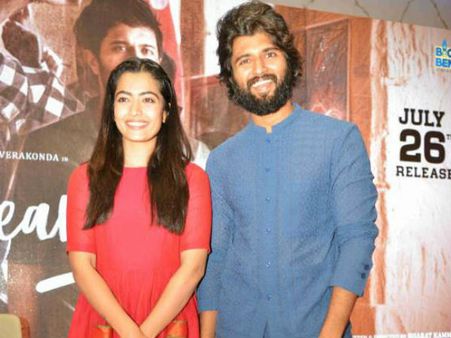 ಮುಂಬೈನಲ್ಲಿ ಒಟ್ಟಿಗೆ ಕಾಣಿಸಿಕೊಂಡ ರಶ್ಮಿಕಾ ಮತ್ತು ವಿಜಯ್ ದೇವರಕೊಂಡ